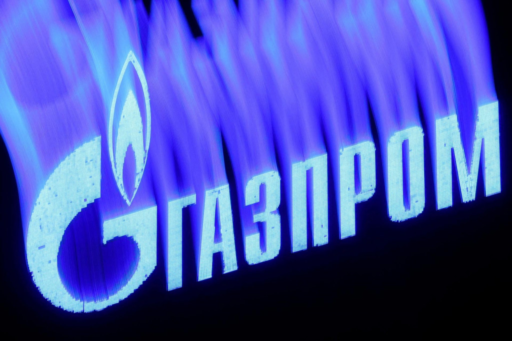 Logo spoločnosti Gazprom  na fasáde obchodného centra v Petrohrade. FOTO: REUTERS