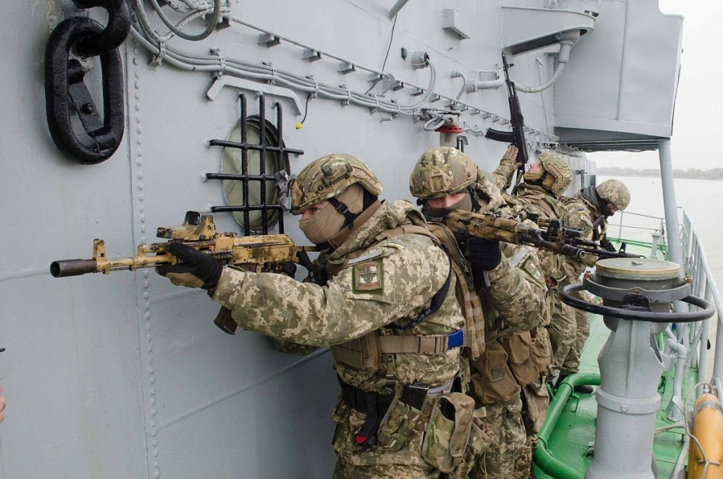 Vojaci ukrajinskej námornej pechoty počas cvičenia v prístave Mariupol v roku 2021. FOTO: Ministerstvo obrany Ukrajiny