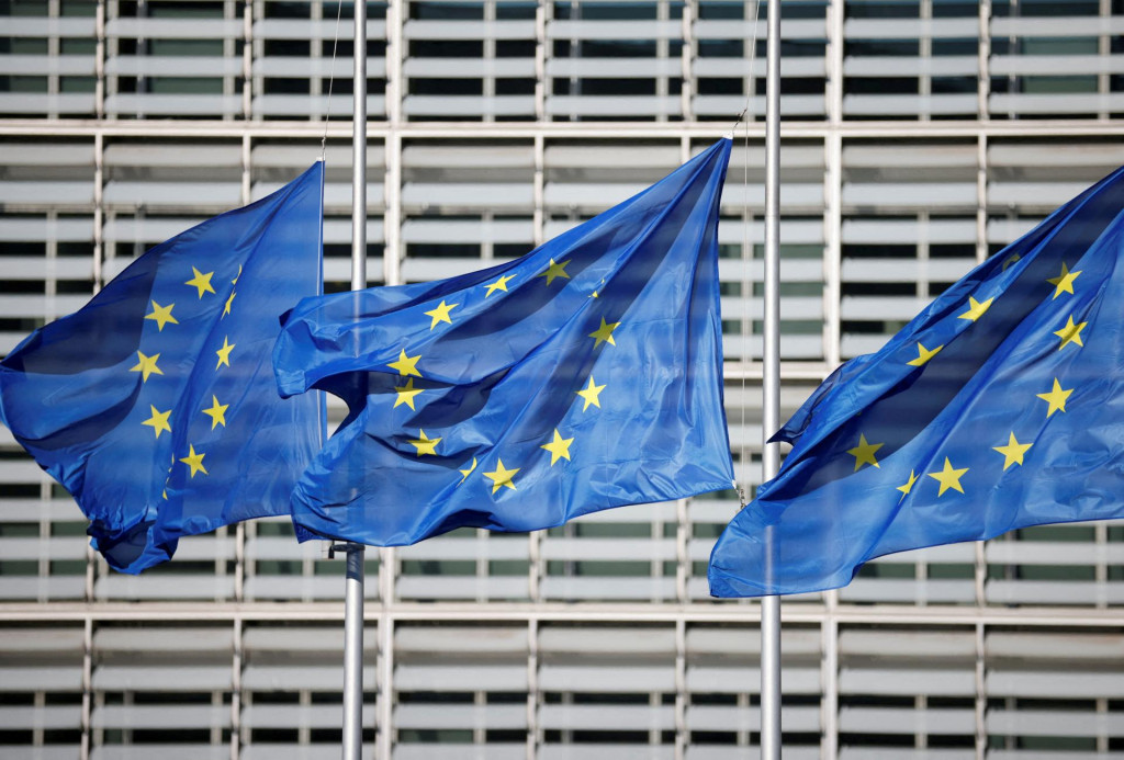 Vlajky EÚ pred budovou Európskej komisie. FOTO: Reuters