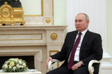 Putinové nohy pod stoličkou ”tancovali” a ruky zvierali operadlo stoličky.