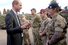 Princ z Walesu William sa stretáva s členmi britskej armády počas návštevy základne 3. brigády územnej obrany v Rzeszowe v Poľsku. FOTO: Reuters