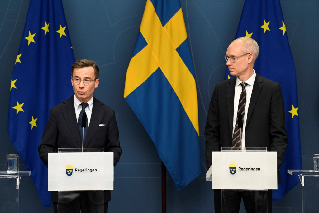 Švédsky premiér Ulf Kristersson a Oscar Stenstrom, veľvyslanec a hlavný diplomat v procese NATO, na tlačovej konferencii v Štokholme. FOTO: Reuters