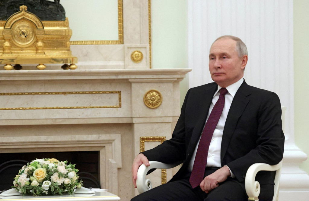 Putinové nohy pod stoličkou ”tancovali” a ruky zvierali operadlo stoličky.