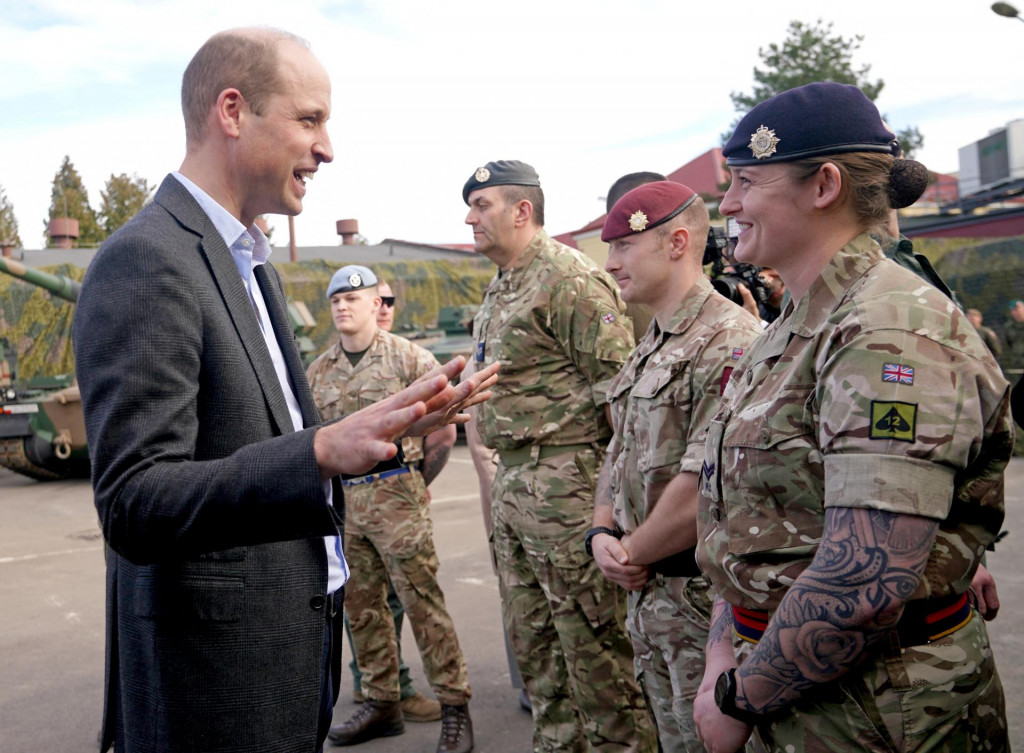 Princ z Walesu William sa stretáva s členmi britskej armády počas návštevy základne 3. brigády územnej obrany v Rzeszowe v Poľsku. FOTO: Reuters
