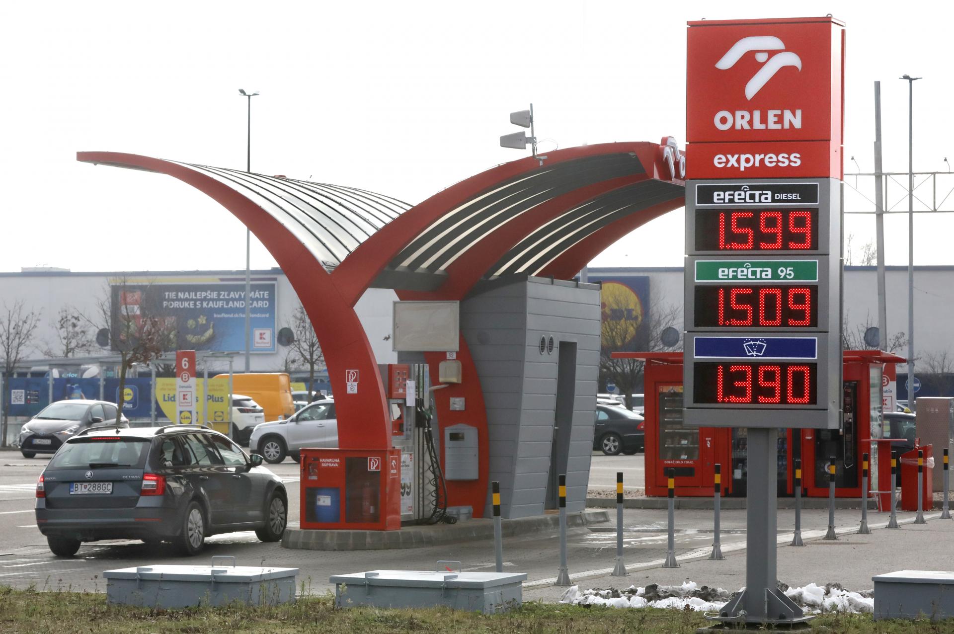 Slovenským motoristom pomáha kolaps bánk v USA. Ceny palív padnú a pokoria dôležitú métu