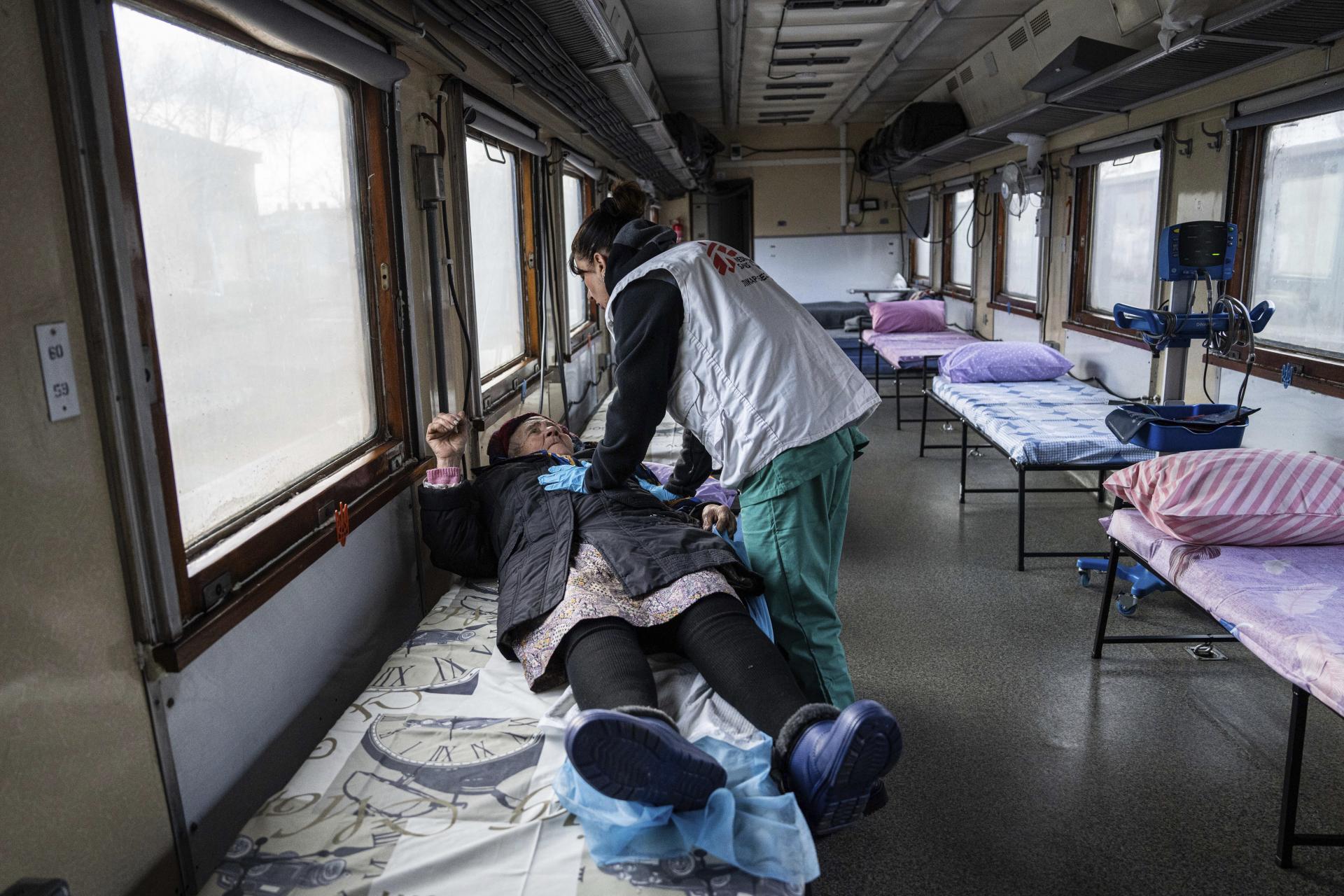 Lekári bez hraníc upozornili na rozsiahle ničenie ukrajinských nemocníc