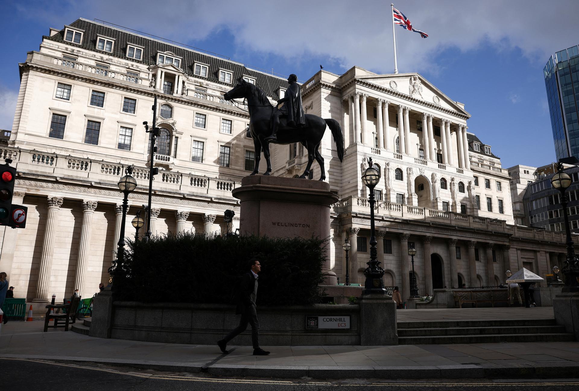 Britská centrálna banka napriek vysokej inflácii zvýšila základný úrok o štvrť bodu na 4,25 percenta