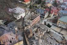 Poškodené budovy v centre po požiari v Banskej Štiavnici. FOTO: TASR/Michal Svítok
