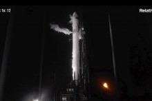 Nosná raketta Terran 1 kalifornskej startupovej spoločnosti Relativity Space, prvá raketa vyrobená 3D tlačiarňou, sa nachádza na štartovacej rampe kozmodrómu na Myse Canaveral na Floride. FOTO: TASR/AP
