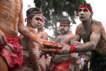 Členovia tanečného súboru Koomurri Aboriginal Dance Troupe sa zúčastňujú tradičného austrálskeho domorodého obradu fajčenia v rámci osláv Dňa Austrálie. FOTO: Reuters