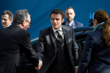 Francúzsky prezident Emmanuel Macron prichádza na summit EÚ v Bruseli. FOTO: Reuters