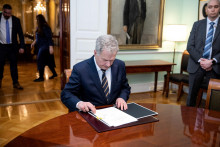 Sauli Niinistö vo štvrtok podpísal parlamentom schválené zákony potrebné na to, aby sa Fínsko mohlo stať členom Severoatlantickej aliancie​. FOTO: REUTERS
