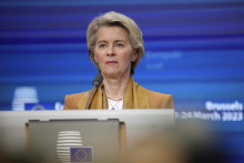 Predsedníčka Európskej komisie Ursula von der Leyenová informuje médiá o záveroch prvého dňa summitu EÚ v Bruseli vo štvrtok 23. marca 2023. FOTO: TASR/AP