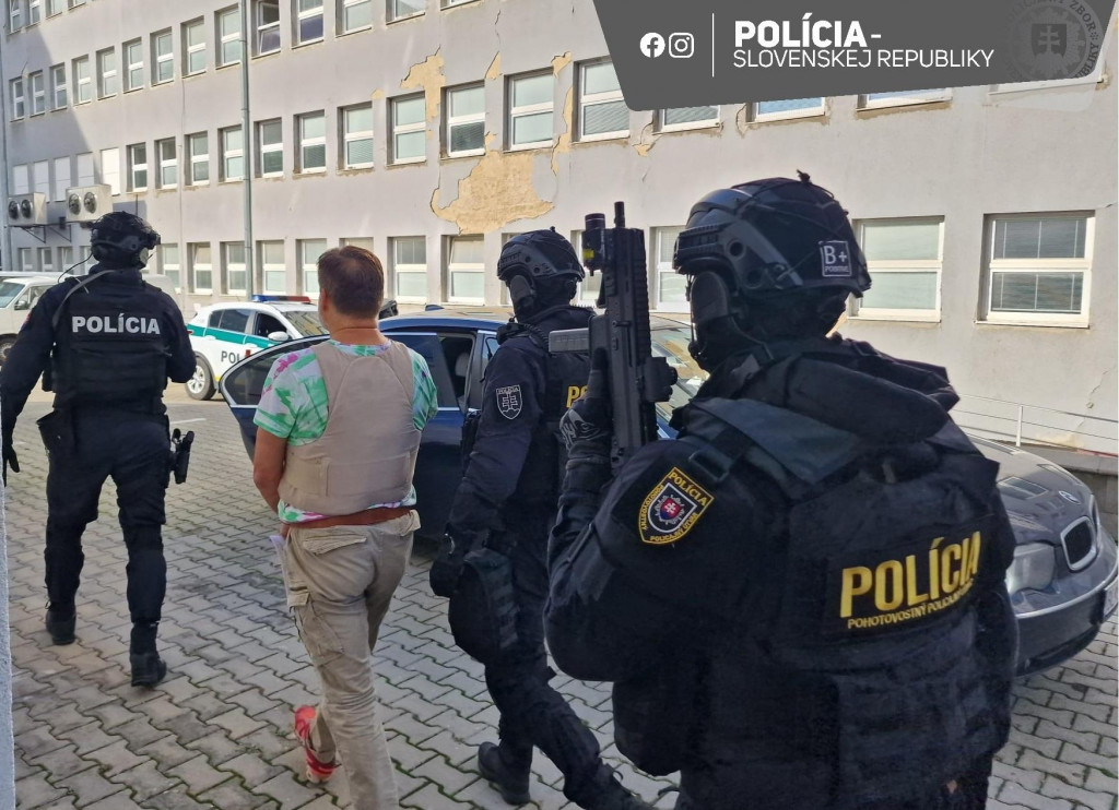 Polícia pri eskorte obvineného Dušana Dědečka na súd. FOTO: Polícia Slovenskej Republiky