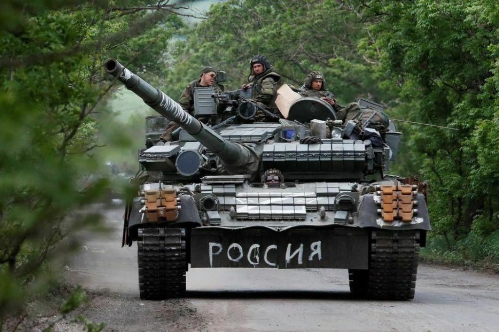 Členovia služby ruských jednotiek riadia tank. FOTO: Reuters