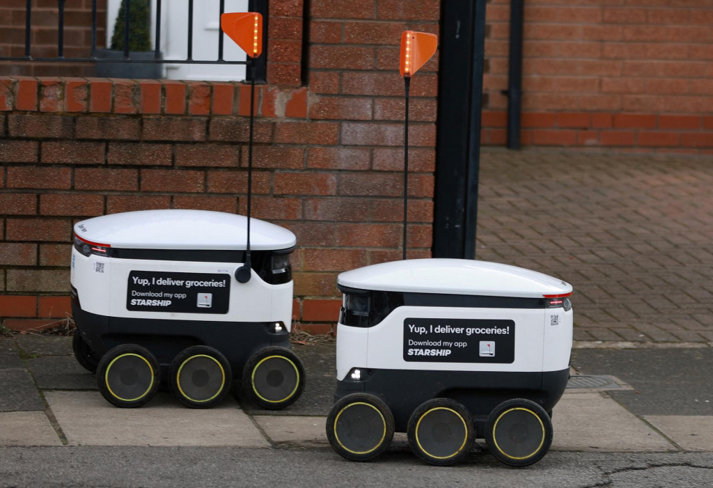 Doručovacie roboty prevádzkované spoločnosťou Starship Technologies v spolupráci so supermarketom Co-op doručujú nákupy pozdĺž cesty v meste Sale v Británii. FOTO: Reuters