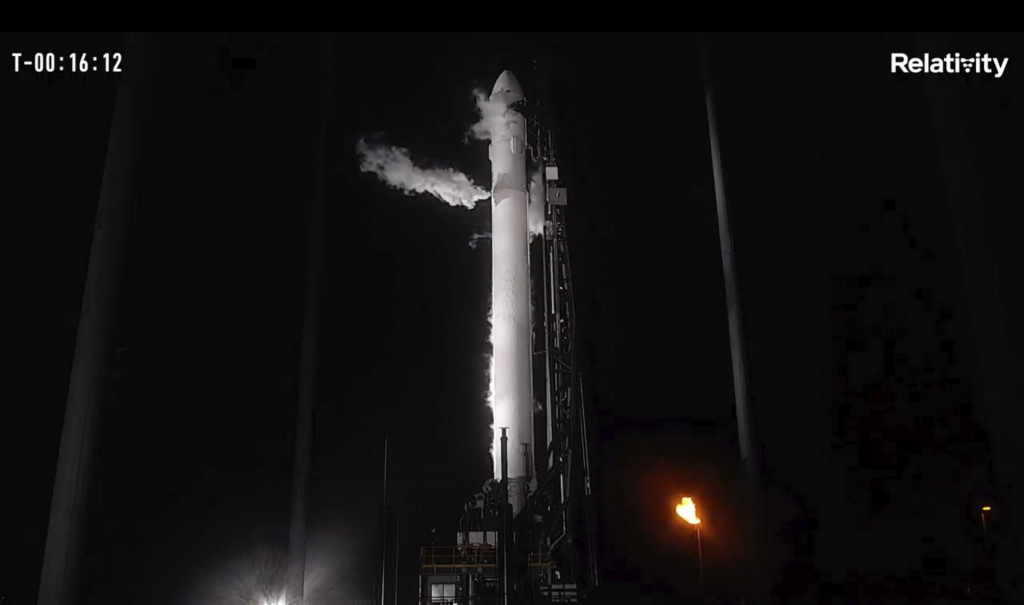Nosná raketta Terran 1 kalifornskej startupovej spoločnosti Relativity Space, prvá raketa vyrobená 3D tlačiarňou, sa nachádza na štartovacej rampe kozmodrómu na Myse Canaveral na Floride. FOTO: TASR/AP
