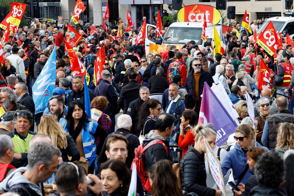 Demonštranti držia vlajky odborových zväzov CGT počas demonštrácie v rámci deviateho dňa celoštátnych štrajkov a protestov proti dôchodkovej reforme francúzskej vlády v Nice, 23. marca 2023. FOTO: Reuters