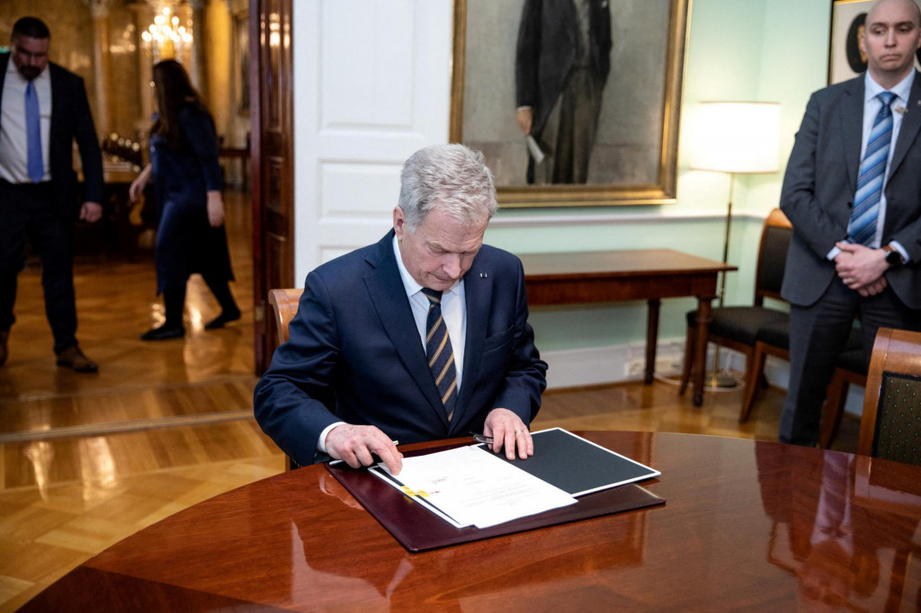 Sauli Niinistö vo štvrtok podpísal parlamentom schválené zákony potrebné na to, aby sa Fínsko mohlo stať členom Severoatlantickej aliancie​. FOTO: REUTERS