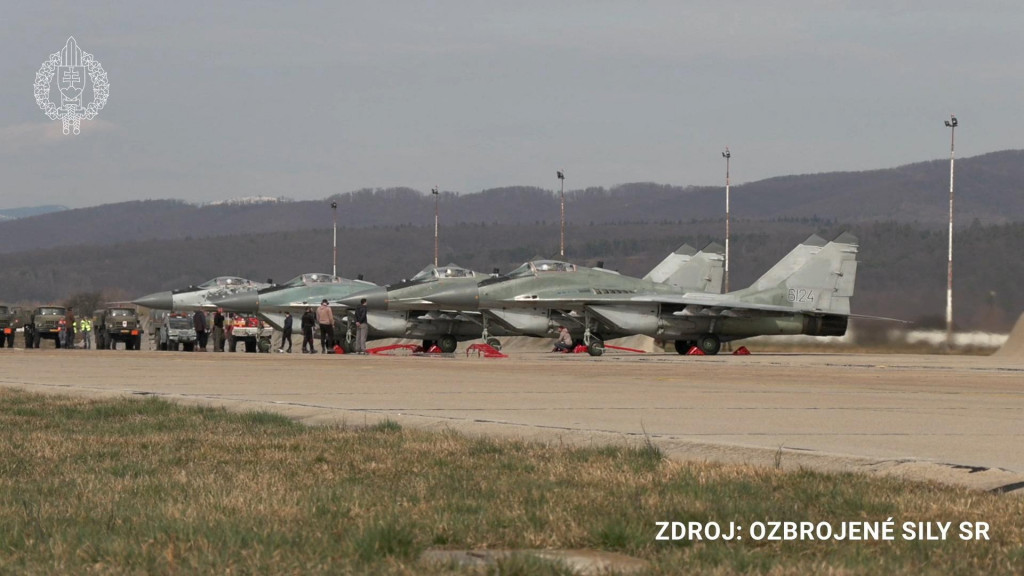 Slovenské MiG-29 na leteckej základni Sliač na Slovensku. FOTO: REUTERS