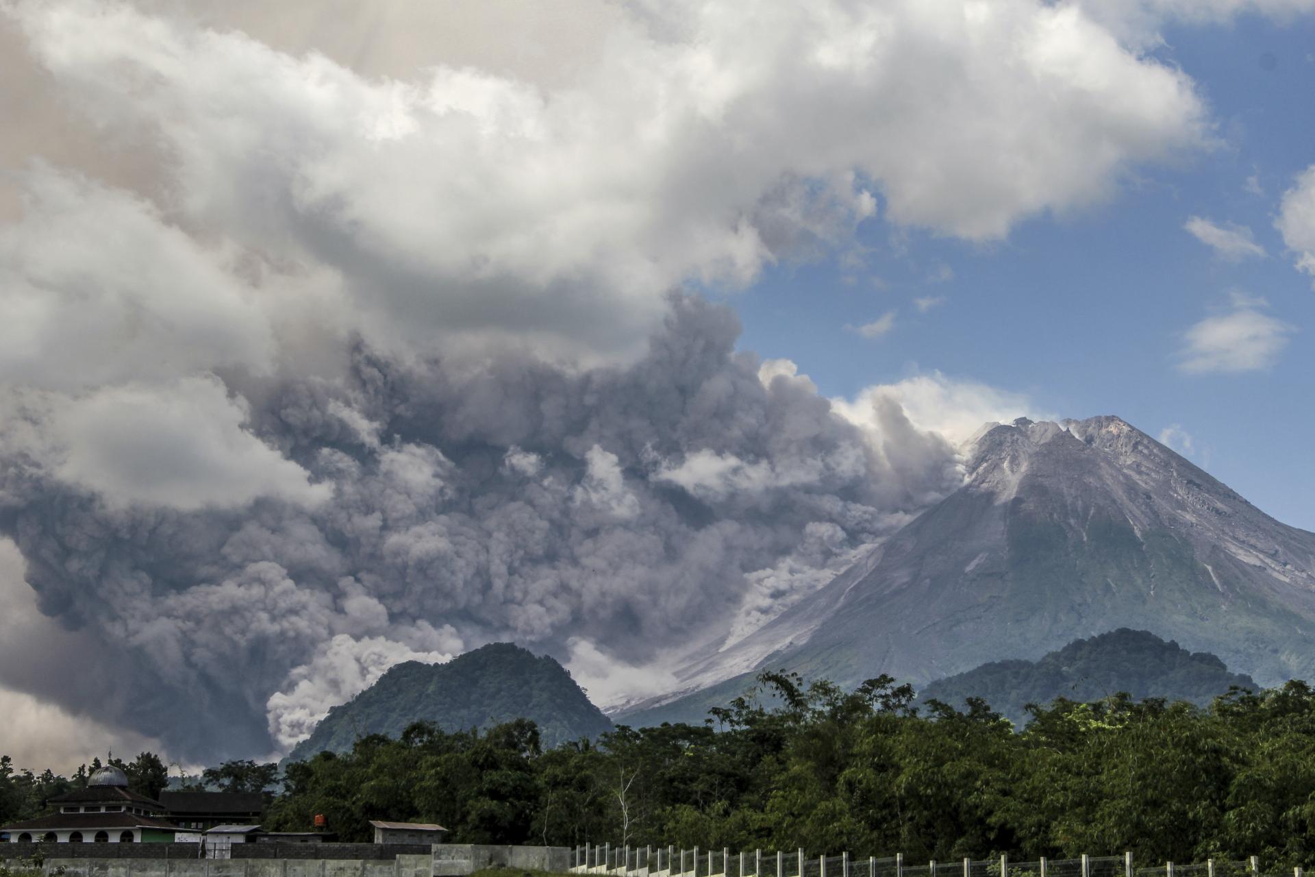 V Indonézii vybuchla sopka, úrady uzavreli okolie krátera. Dym bol vo výške 700 metrov