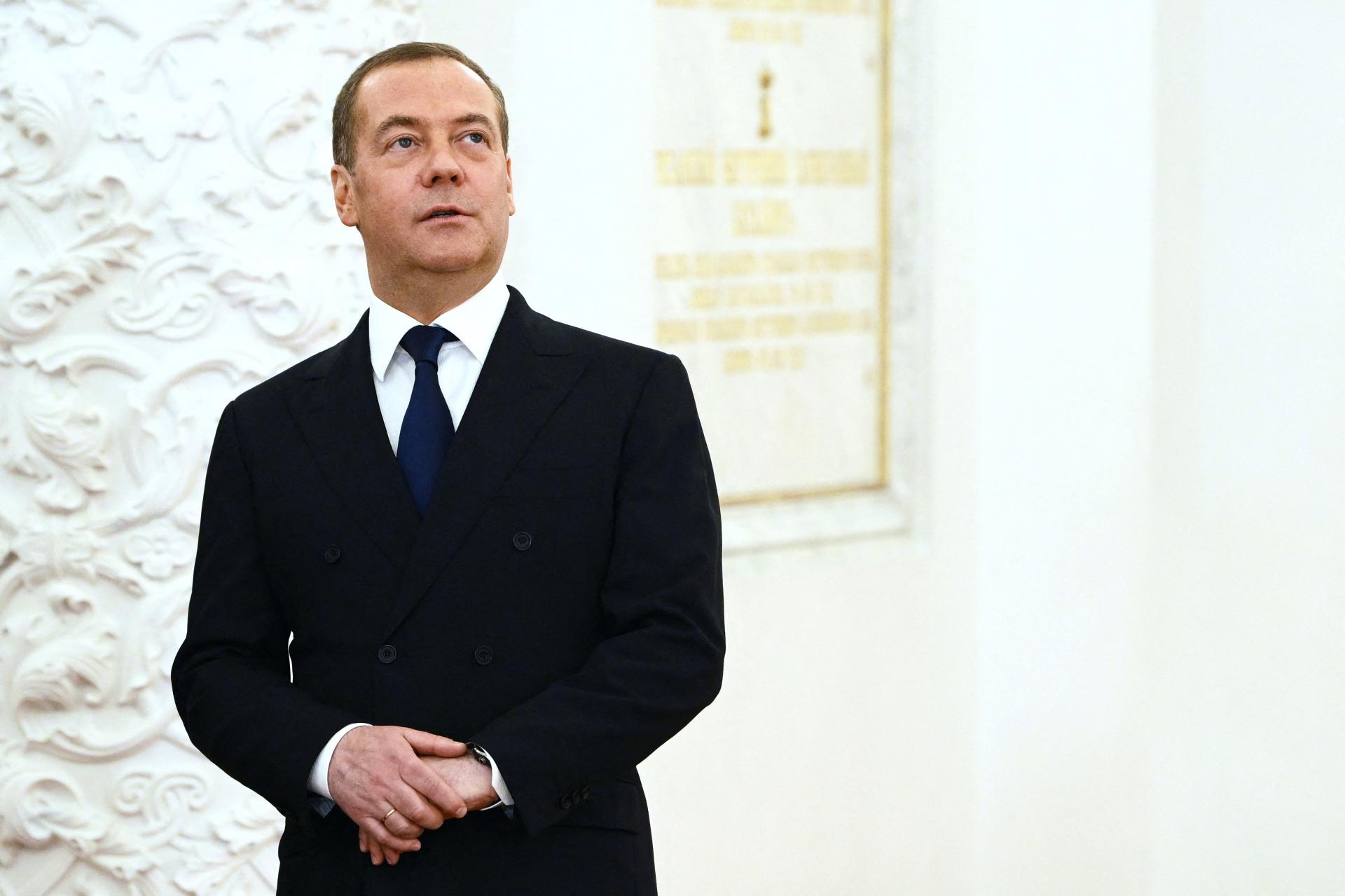 Medvedev prečítal riaditeľom vojenských závodov Stalinov telegram z roku 1941