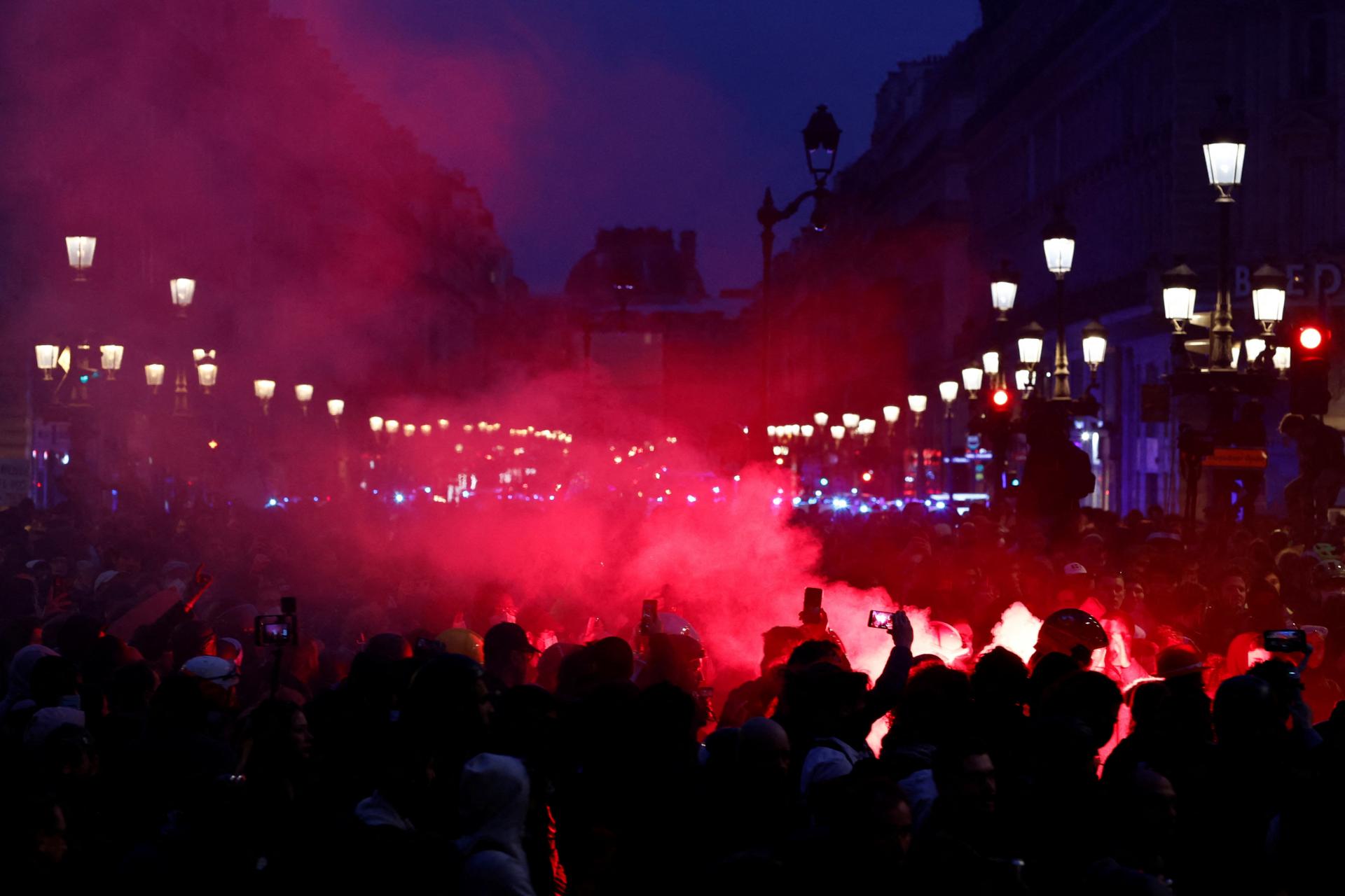 Včerajšie demonštrácie vo Francúzsku boli dosiaľ najnásilnejšie. Zatkli 457 ľudí, vzniklo vyše 900 požiarov