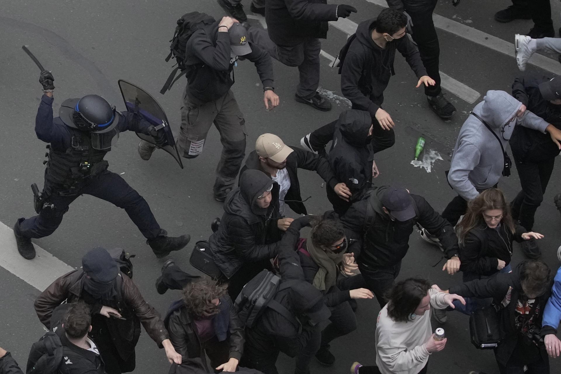 Francúzska polícia je pod paľbou kritiky za tvrdý zásah voči demonštrantom