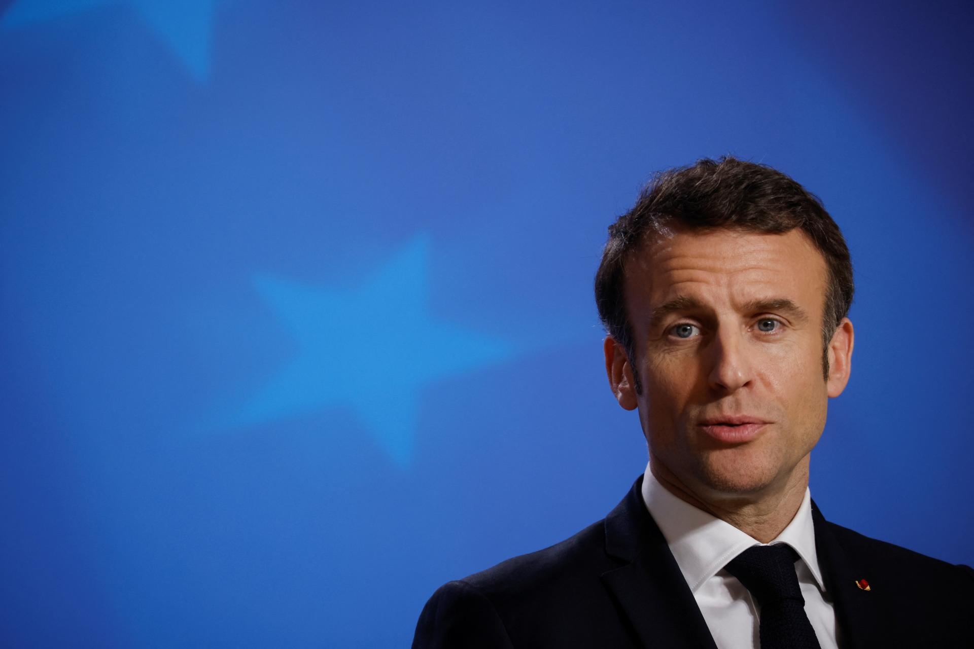 Macron odsúdil násilie v uliciach, vláda však pri dôchodkovej reforme neustúpi