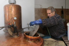 Pálenice budú musieť premietnuť sadzbu spotrebnej dane z liehu do cien destilátov. ILUSTRAČNÉ FOTO: HN/Peter Mayer