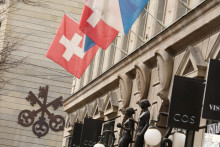 Pri švajčiarskej vlajke vidno logo banky UBS.

FOTO: REUTERS