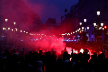 Celkovo 457 ľudí zadržali a 441 príslušníkov bezpečnostných zložiek utrpelo zranenia vo Francúzsku počas štvrtkových celoštátnych protestov proti dôchodkovej reforme presadenej francúzskou vládou.​ FOTO: REUTERS