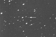 Asteroid 2023 DZ2, označený uprostred šípkou, ktorý je vzdialený od Zeme približne 1,8 milóna kilometrov. FOTO: TASR/AP