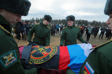 Kadeti vojenskej akadémie zakrývajú vlajkami rakvu Dmitrija Menshikova, žoldniera Wagnerovej skupiny. ktorý zomrel počas vojenského konfliktu na Ukrajine. FOTO: Reuters