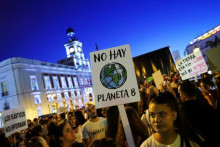 Španielski klimatickí aktivisti a aktivistky. Na transparente je nápis: ”Neexistuje planéta B.” FOTO: Reuters