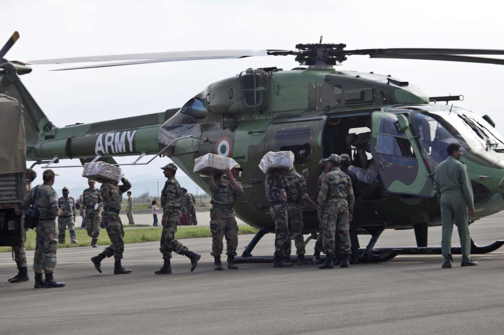 Indickí vojaci nakladajú vojenský vrtuľník. FOTO: TASR/AP