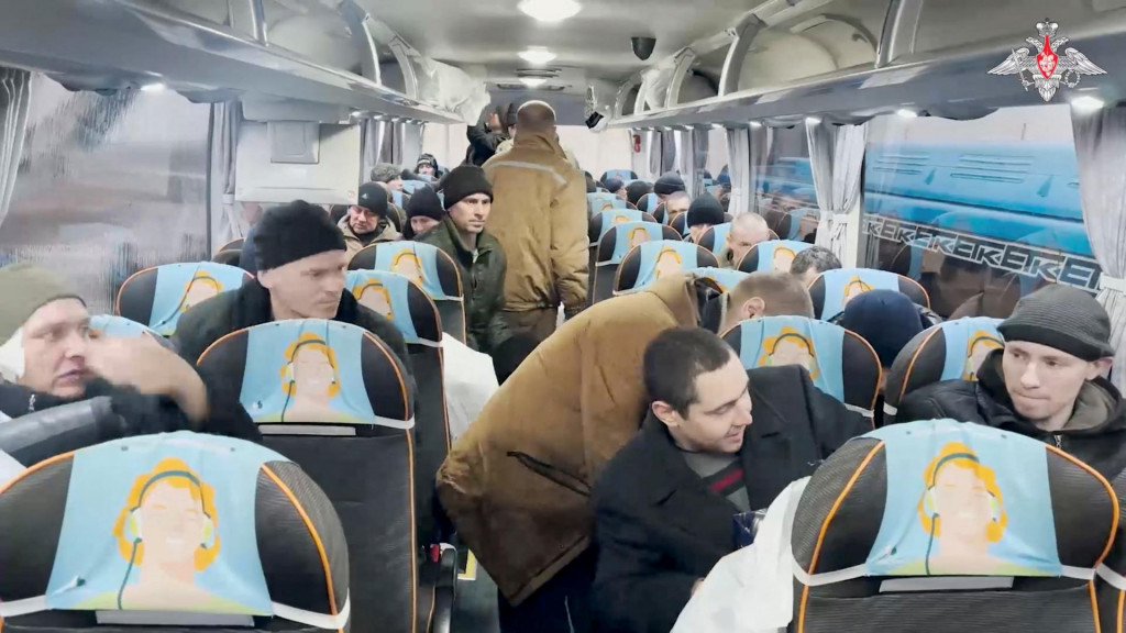 Ruský personál v autobuse po poslednej výmene vojnových zajatcov na neznámom mieste v priebehu rusko-ukrajinského konfliktu. FOTO: Reuters/Russian Defence Ministry