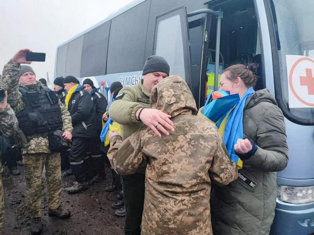 Ukrajinskí vojnoví zajatci po výmene s Ruskom. FOTO: Reuters