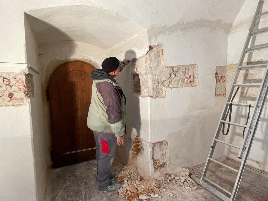 Časť múru, datovaného do obdobia stredoveku, objavili odborníci počas architektonicko-pamiatkového výskumu v jednej z miestností medzi tretím a štvrtým nádvorím Bojnického zámku. FOTO: TASR/Alexandra Moštková