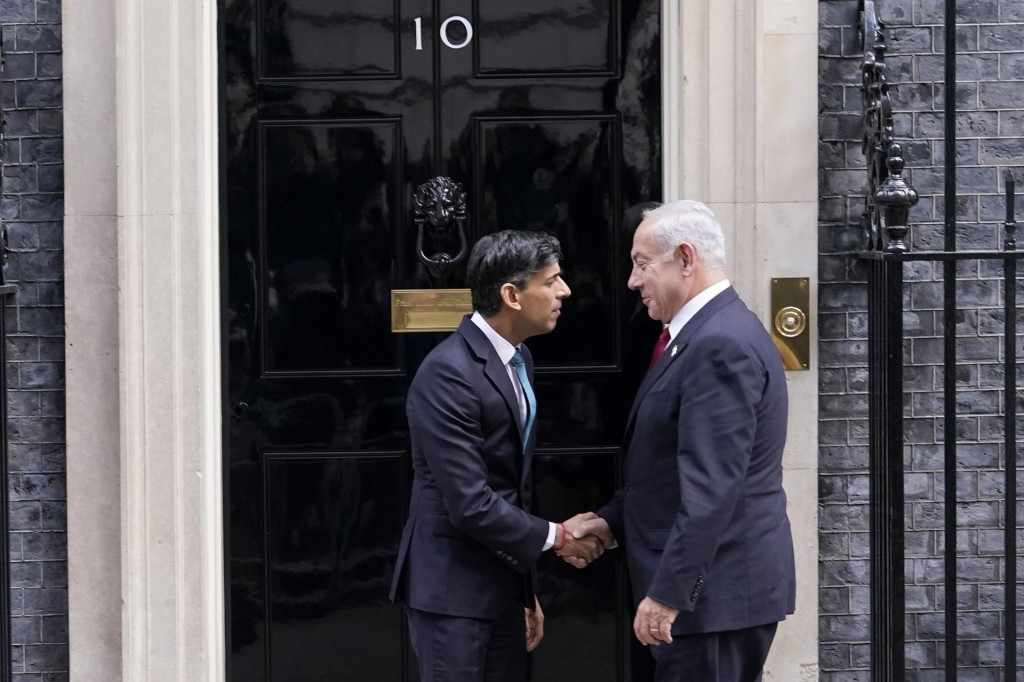 Britský premiér Rishi Sunak (vľavo) a izraelský premiér Benjamin Netanjahu sa vítajú na Downing Street 10 v Londýne. FOTO: TASR/AP
