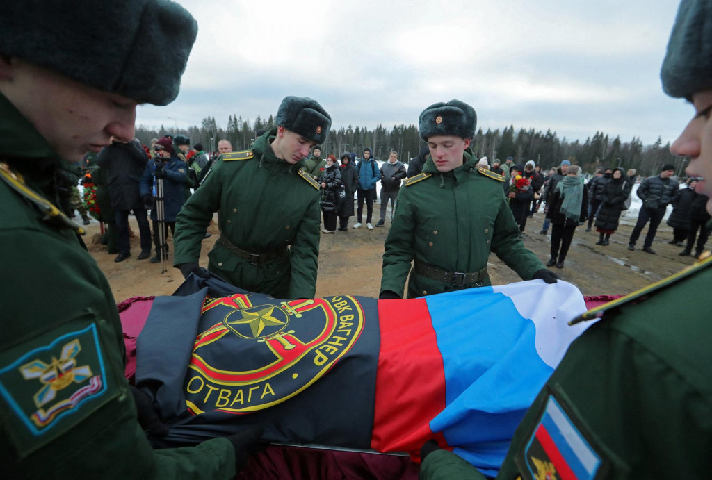 Kadeti vojenskej akadémie zakrývajú vlajkami rakvu Dmitrija Menshikova, žoldniera Wagnerovej skupiny. ktorý zomrel počas vojenského konfliktu na Ukrajine. FOTO: Reuters