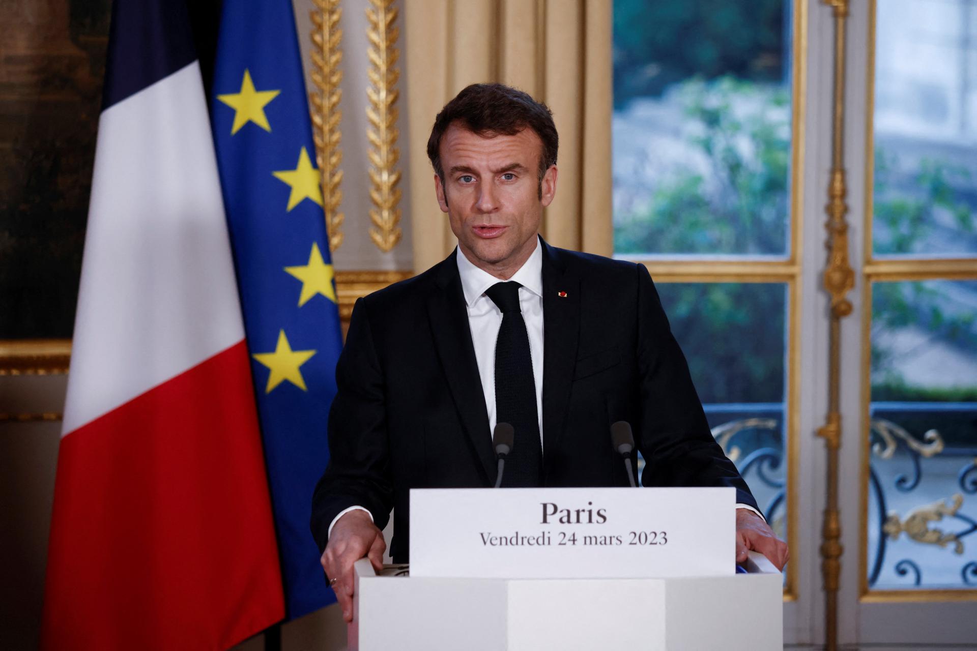 Macron čelí kritike po tom, ako si dal dole hodinky pri debate o dôchodkovej reforme
