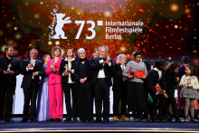 Víťazi pózujú na pódiu na slávnostnom odovzdávaní cien na 73. ročníku Medzinárodného filmového festivalu Berlinale v Berlíne. FOTO: Reuters