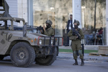 Izraleskí vojaci zasahujú v obci na okupovanom Západnom brehu Jordánu. FOTO: TASR/AP