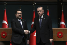 Turecký prezident Recep Tayyip Erdogan si podáva ruku s irackým premiérom Muhammadom Šijjóm Súdáním. FOTO: TASR/AP