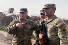Armádny generál Mark Milley hovorí s americkou armádou v Sýrii. FOTO: Reuters