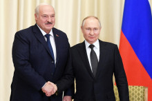 Ruský prezident Vladimir Putin si podáva ruku s bieloruským prezidentom Alexandrom Lukašenkom. FOTO: Reuters
