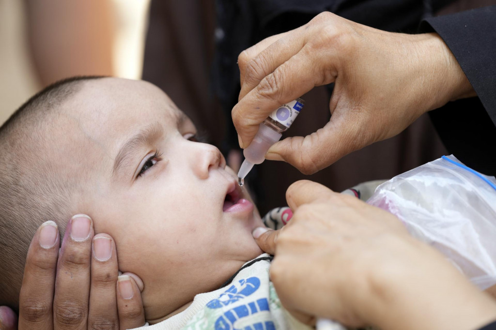 Dieťa počas očkovania proti detskej obrne v pakistanskom meste Karáčí. FOTO: TASR/AP