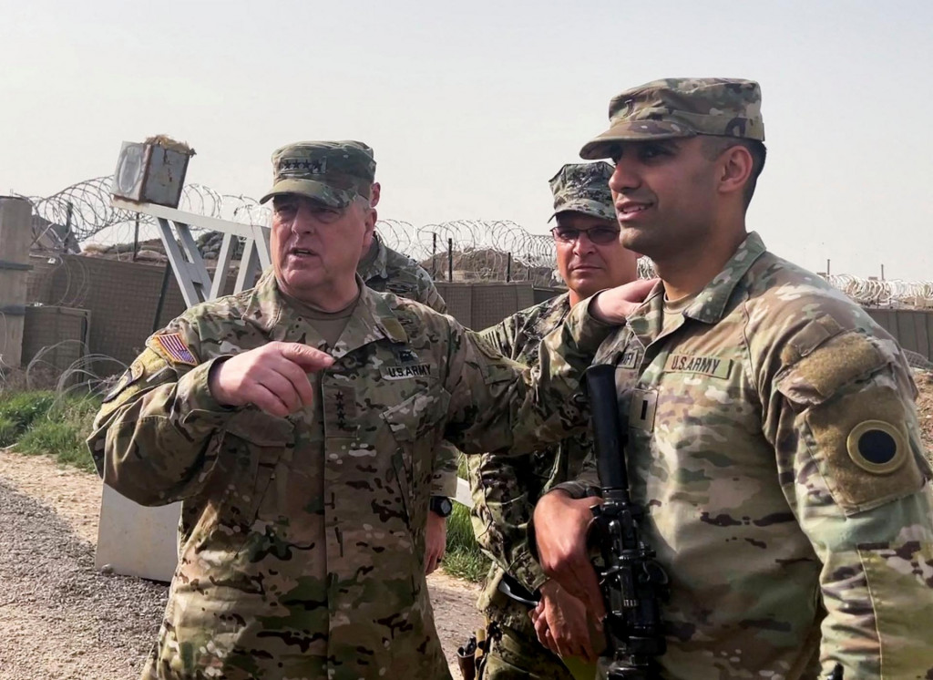 Armádny generál Mark Milley hovorí s americkou armádou v Sýrii. FOTO: Reuters