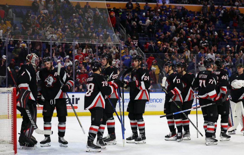 Buffalo Sabres oslavujú víťazstvo nad New Jersey Devils v KeyBank Center. FOTO: Reuters/USA Today/Timothy T. Ludwig